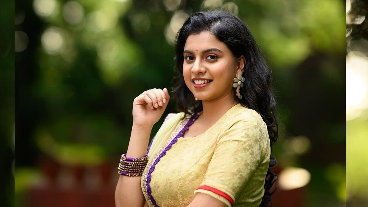 మరికొంత మంది తల్లికి జిరాక్స్ అంటూ కామెంట్స్ చేస్తున్నారు. దీంతో ప్రస్తుతం ఈ ఫొటోస్ సోషల్ మీడియాలో తెగ ట్రెండ్ అవుతున్నాయి. ఇక నటి రోజా ప్రస్తుతం పలు టీవీ షోల్లో జడ్జీగా చేస్తున్న విషయం తెలిసిందే.