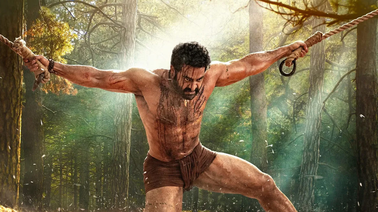 'తొంగి తొంగి నక్కి నక్కి కాదే... తొక్కుకుంటూ పోవాలే. ఎదురొచ్చినోడిని ఏసుకుంటూ పోవాలి' అంటూ ఆర్ఆర్ఆర్‎లో డైలాగ్‎తో అదరగొట్టారు యంగ్ టైగర్ ఎన్టీఆర్.  దీనికి థియేటర్ మొత్తం షాక్ అయిందనే చెప్పాలి.