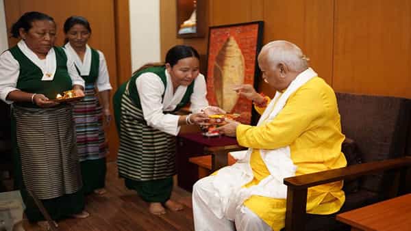 ఘనంగా రక్షాబంధన్.. ఆర్ఎస్ఎస్ చీఫ్ మోహన్ భగవత్కు రాఖీ కట్టిన టిబెటన్ మహిళలు..