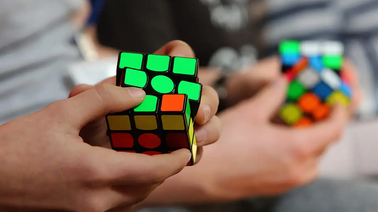 రూబిక్స్ క్యూబ్.. రూబిక్స్ క్యూబ్ను అందరూ పరిష్కరించలేరు. ఇందులో వివిధ రంగుల 26 క్యూబ్లు ఉంటాయి. ప్రతి రంగు చతురస్రం తొమ్మిది ముఖాలు ఉంటాయి. వాటిని ముందుగా తిప్పి వేరు చేయాలి, ఆపై ప్రతి రంగు చతురస్రాలను వేరు చేయాలి. దీనిని పరిష్కరించడం కొంచెం కష్టం. దీనిని పరిష్కరించడానికి తర్కం, అంతరిక్ష అవగాహన అవసరం. ఈ ఆట ఆడటం వల్ల పిల్లల ఆలోచనా వేగం, సమస్య పరిష్కార సామర్థ్యం పెరుగుతుంది. సమస్య పరిష్కార నైపుణ్యాలు మెరుగుపడతాయి, మెదడు కార్యకలాపాలు పెరుగుతాయి.