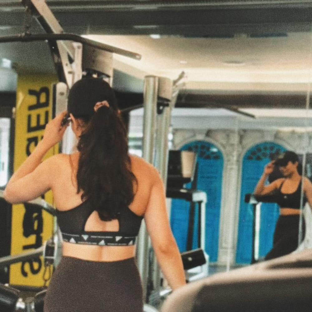 మొత్తం ఎనిమిది సినిమాలు చేస్తే.. అందులో రెండు మాత్రమే బ్లాక్ బస్టర్ హిట్టయ్యాయి. కెరీర్ మొదట్లో హోమ్లీ లుక్ లో కనిపించిన ఈ చిన్నది.. ఇప్పుడు మాత్రం గ్లామర్ లుక్స్ తో మెస్మరైజ్ చేస్తుంది. ఫస్ట్ మూవీతోనే సూపర్ హిట్ సొంతం చేసుకుంది.