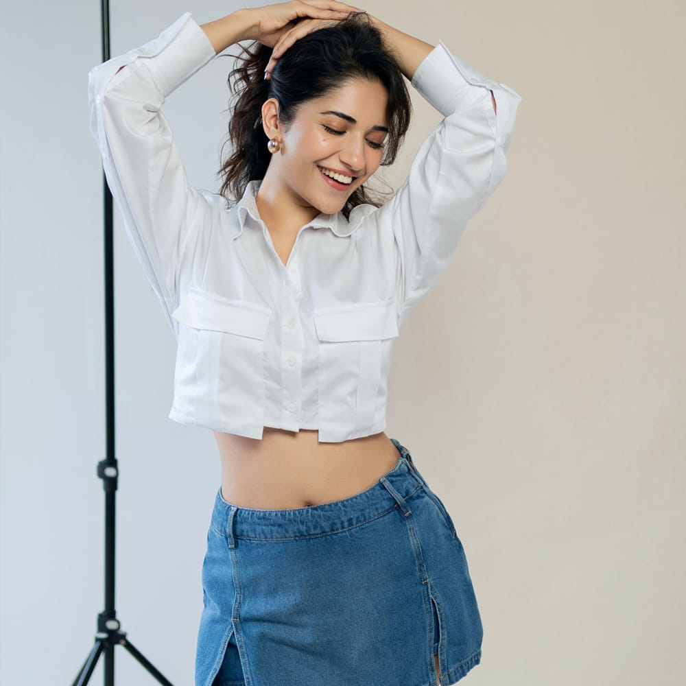 ఆమె నటించిన చిత్రాల్లో చిలసౌ, హిట్ మాత్రమే విజయాన్ని అందుకున్నాయి. అయితే తెలుగులో ఈ బ్యూటీకి అంతగా అవకాశాలు రాలేదు. ఇప్పుడు సోషల్ మీడియాలో అందాలతో పిచ్చెక్కిస్తోంది. తాజాగా ఈ అమ్మడు క్రేజీ ఫోటోస్ నెట్టింట తెగ ఆకట్టుకుంటున్నాయి. 