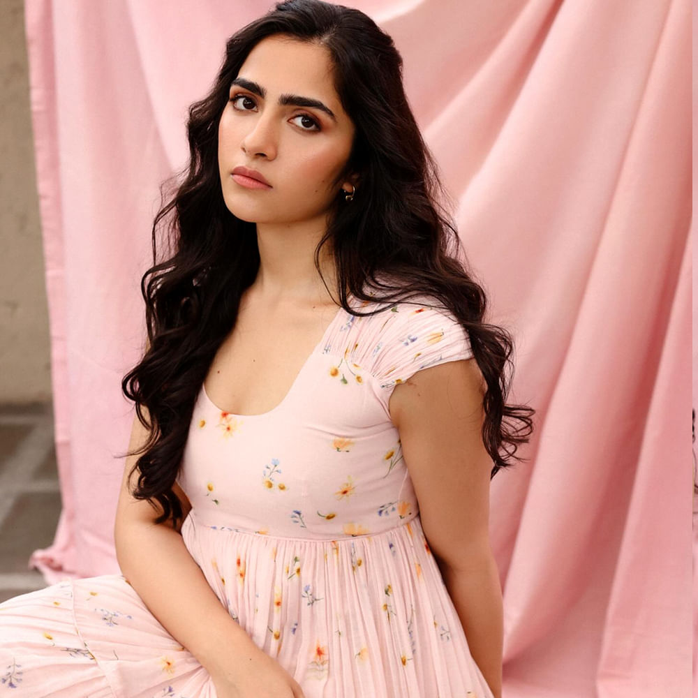 మొదటి సినిమాతోనే సూపర్ హిట్ అందుకున్న ఈ వయ్యారికి ఇప్పుడు సోషల్ మీడియా భారీ ఫాలోయింగ్ వచ్చేసింది. సప్త సాగరాలు దాటి సినిమాతో సౌత్ ఇండస్ట్రీలో ఒక్కసారిగా ఫేమస్ అయ్యింది ఈ హీరోయిన్. ఈ సినిమా ఆమెకు స్టార్ ఇమేజ్ తెచ్చిపెట్టింది.