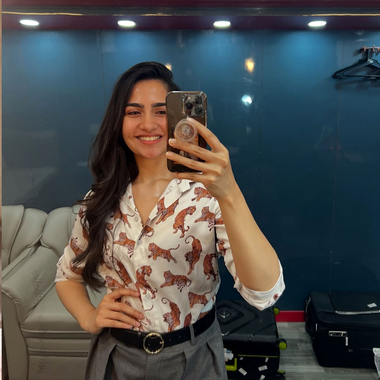 కన్నడలో సూపర్ హిట్ అయిన సినిమా సప్త సాగరాలు దాటి సినిమా. ఇందులో రక్షిత్ శెట్టి హీరోగా నటించగా.. కథానాయికగా అందరి దృష్టిని ఆకర్షించింది రుక్మిణి వసంత్. బీర్బల్ సినిమాతో హీరోయిన్ గా తెరంగేట్రం చేసిన ఈ వయ్యారి హిందీలో అప్ స్టైర్స్ అనే సినిమాలో నటించింది.