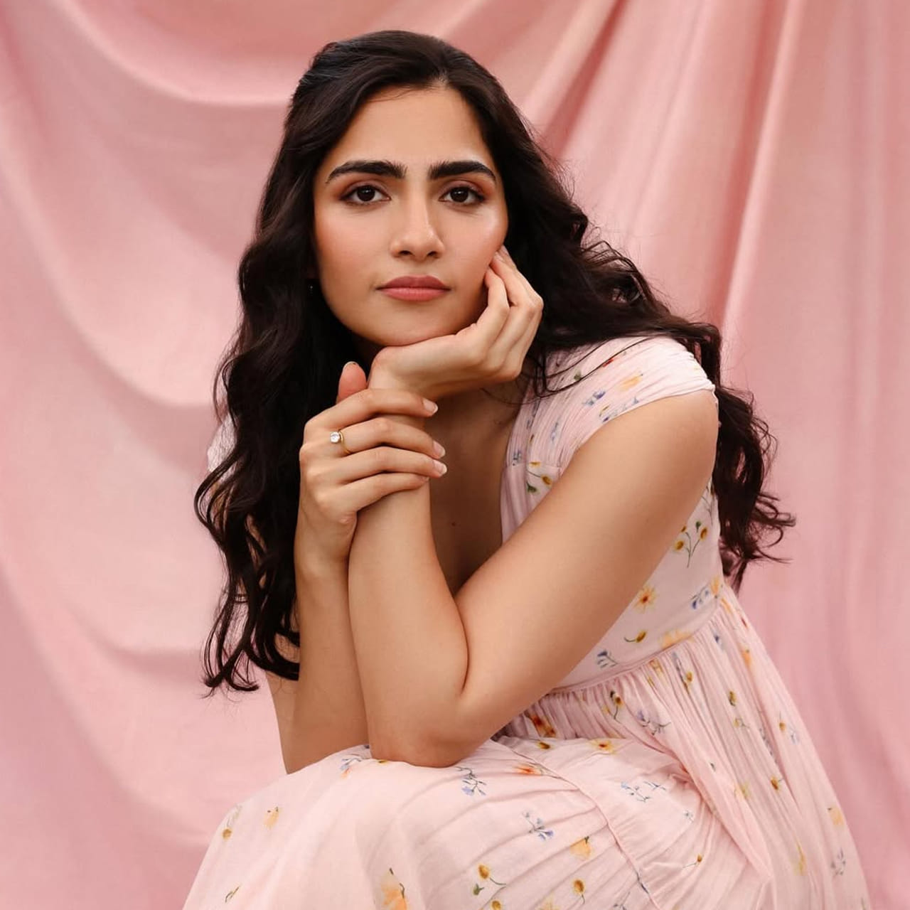 కన్నడ బ్యూటీ రుక్మిణి వసంత్ గురించి ప్రత్యేకంగా చెప్పక్కర్లేదు. సప్త సాగరాలు దాటి సినిమాతో ఒక్కసారిగా అందరి దృష్టిని ఆకర్షించింది. దీంతో ఈ బ్యూటీకి ఇప్పుడు వరుస అవకాశాలు క్యూ కట్టాయి. ప్రస్తుతం చేతినిండా సినిమాలతో ఫుల్ బిజీగా ఉంది. 