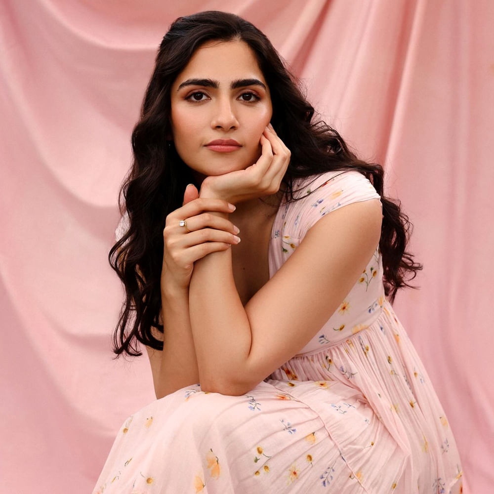 అలాగే కాంతార 2లోనూ నటిస్తుంది. తాజాగా రుక్మిణి తన ఇన్ స్టాలో షేర్ చేసిన ఫోటోస్ తెగ వైరలవుతున్నాయి. నిషా చూపులతో చంపేస్తోంది. ప్రస్తుతం ఈ అమ్మడు ఫోటో చూసి ఫిదా అవుతున్నారు ఫ్యాన్స్. ఈ అమ్మడి ఫోటోలకు క్రేజీ కామెంట్స్ చేస్తున్నారు నెటిజన్స్.