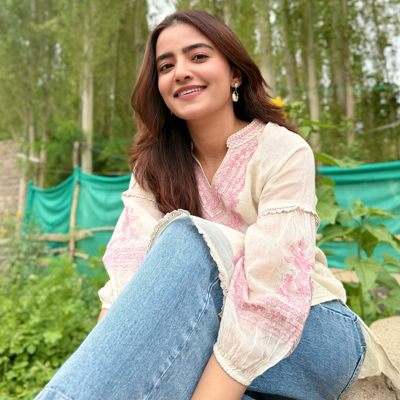 టాలీవుడ్లో ఎంతో మంది కుర్ర హీరోయిన్స్ తమ అందచందాలతో ఆకట్టుకుంటున్నారు. అలాంటి వారిలో రుక్సార్ ధిల్లన్ ఒకరు. నేచురల్ స్టార్ నాని హీరోగా నటించిన కృష్ణార్జున యుద్ధం సినిమాతో మంచి క్రేజ్ తెచ్చుకుంది ఈ అందాల ముద్దుగుమ్మ.ఈ సినిమాతో ఈ చిన్నదానికి మంచి మార్కులు పడ్డాయి.