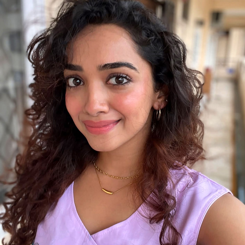 తెలుగులో ఈ అమ్మడు ఇప్పటివరకు ఆరు సినిమాలు చేసింది. అలాగే తమిళ్ లో ఓ సినిమా చేసింది. తమిళ్ లో ఆమె కుటుంబస్థాన్‌ అనే సినిమాలో నటించింది. ఈ సినిమా మంచి విజయాన్ని అందుకుంది. తెలుగులో రీసెంట్ గా టుక్ టుక్ అనే సినిమా చేసింది. చేసిన సినిమాలన్ని మంచి టాక్ సొంతం చేసుకున్నా ఈ భామకు మాత్రం అంతగా గుర్తింపు రాలేదు.