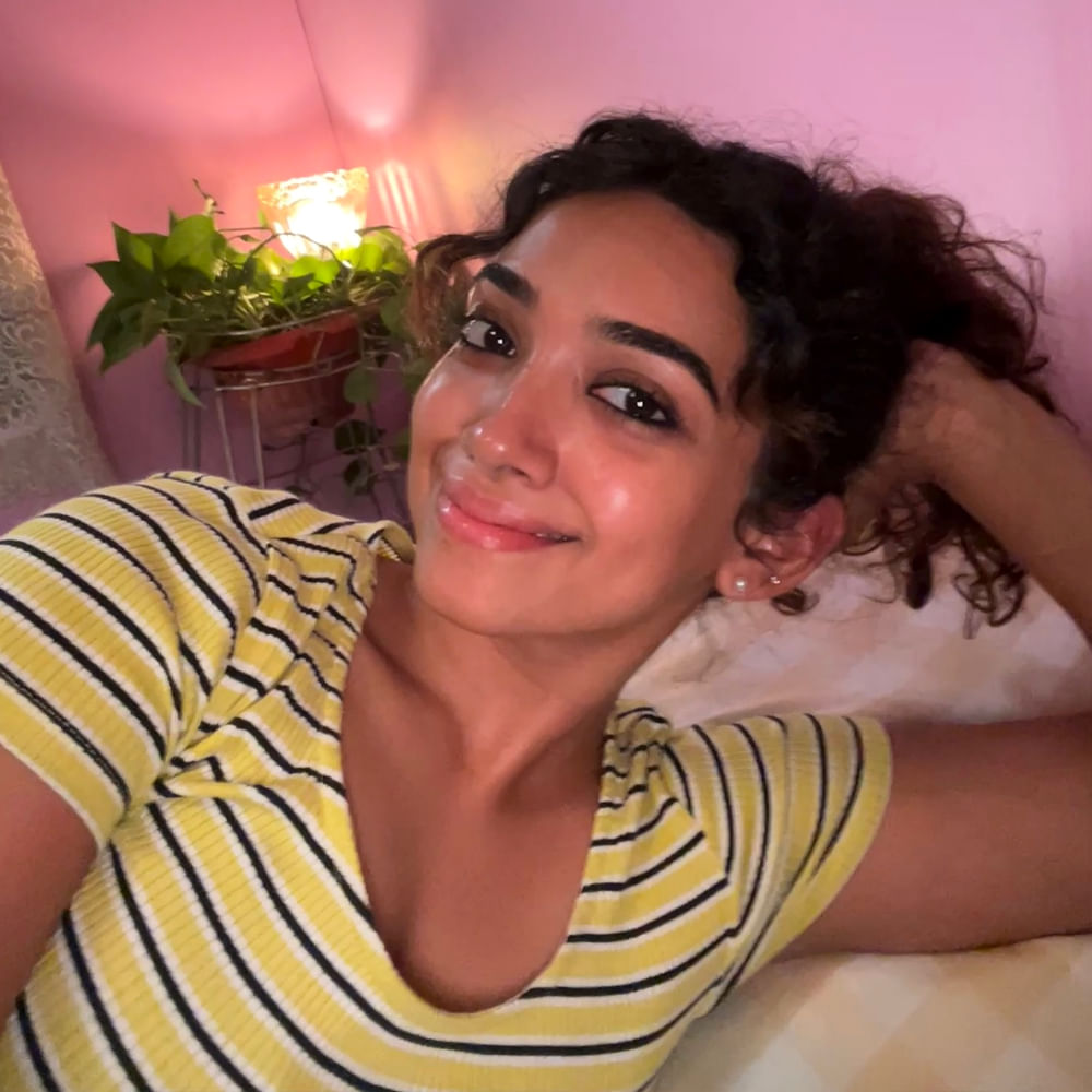 సినిమా పరిశ్రమలో తనదైన ముద్ర వేయడానికి ప్రయత్నిస్తోంది ఈ అమ్మడు. ఇప్పటికైన ఈ అమ్మడికి పెద్ద సినిమా ఆఫర్స్ వస్తాయేమో చూడాలి. తెలుగులో ఈ అమ్మడు ఇప్పటివరకు ఆరు సినిమాలు చేసింది. అలాగే తమిళ్ లో ఓ సినిమా చేసింది. తమిళ్ లో ఆమె కుటుంబస్థాన్‌ అనే సినిమాలో నటించింది.