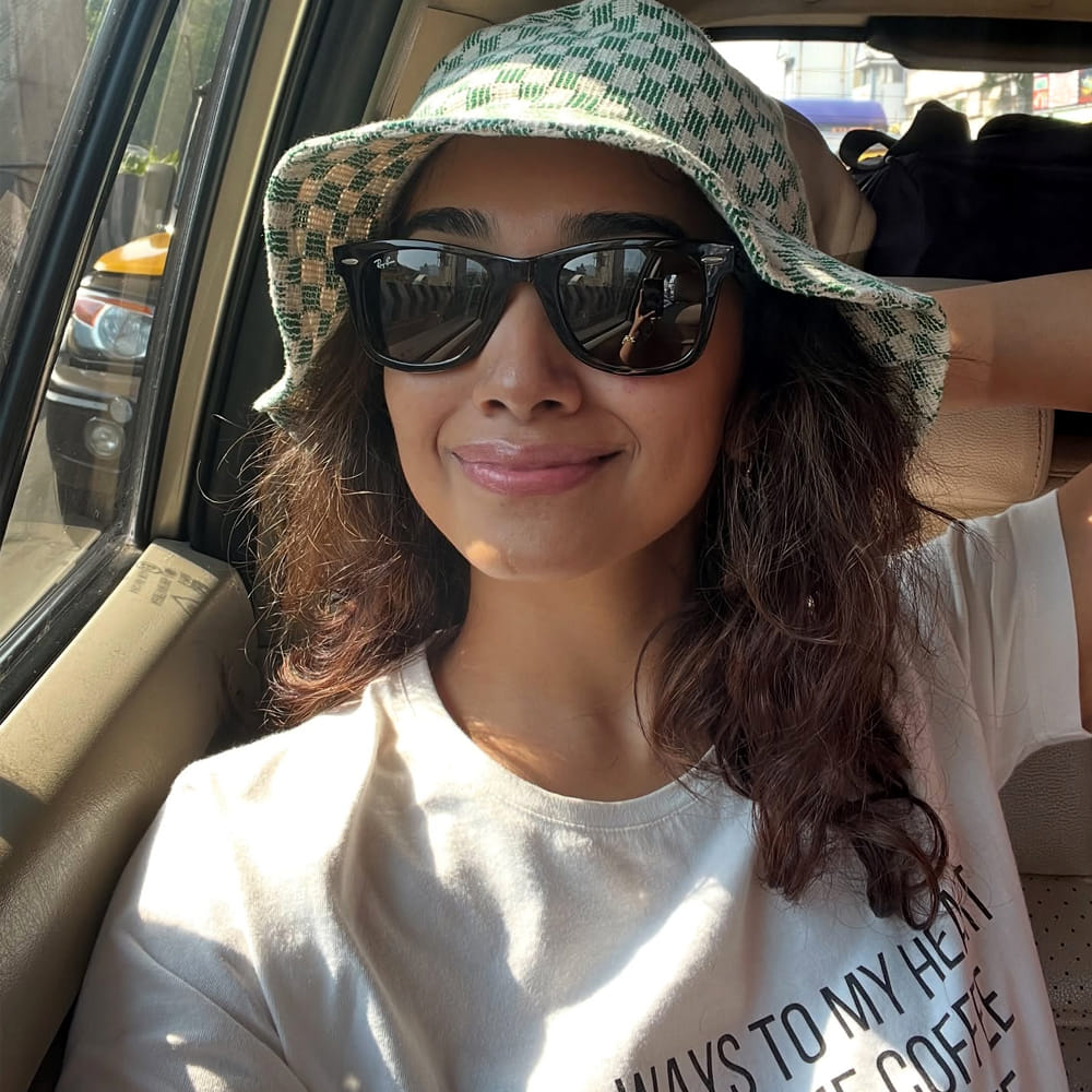 ఈ సినిమా మంచి విజయాన్ని అందుకుంది. తెలుగులో రీసెంట్ గా టుక్ టుక్ అనే సినిమా చేసింది. చేసిన సినిమాలన్ని మంచి టాక్ సొంతం చేసుకున్నా ఈ భామకు మాత్రం అంతగా గుర్తింపు రాలేదు. కాగా కుటుంబస్థాన్‌ సినిమా తర్వాత ఈ చిన్నదానికి తమిళ్ నుంచి క్రేజీ ఆఫర్స్ వస్తున్నాయని తెలుస్తుంది. . 