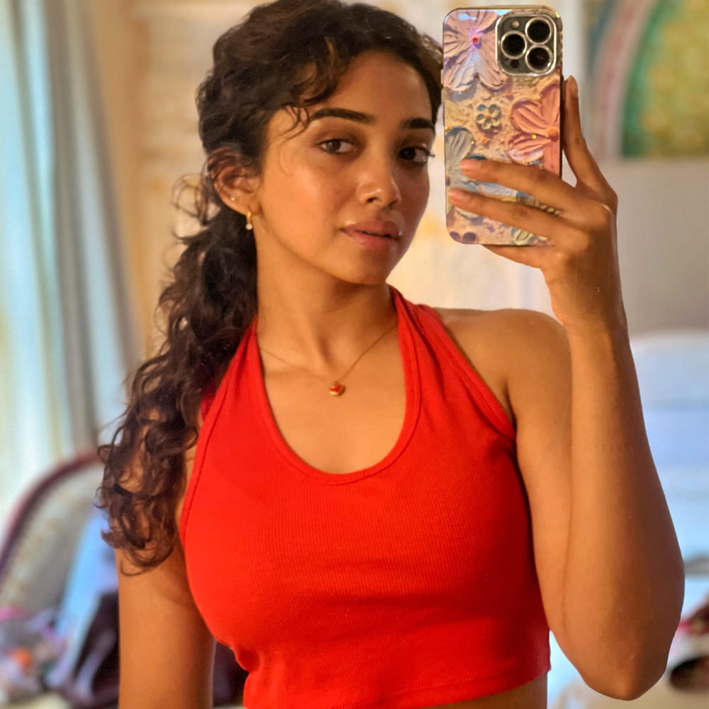 సినీ ఇండస్ట్రీలో ఇప్పుడు తెలుగు అమ్మాయిల హవా కనిపిస్తుంది. మంచి అవకాశాలు అందుకుంటూ దూసుకుపోతున్నారు తెలుగు ముద్దుగుమ్మలు. వారిలో శాన్వి మేఘన ఒకరు. ఈ ముద్దుగుమ్మ  1998 సెప్టెంబరు 12న హైదరాబాద్‌లో జన్మించింది. ఈ ముద్దుగుమ్మ 2019లో “సైరా నరసింహారెడ్డి” సినిమాతో తన సినీ జర్నీని ప్రారంభించింది.