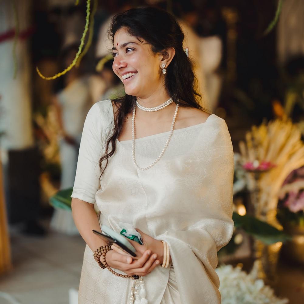 తెలుగుతోపాటు తమిళం, మలయాళం భాషలలో పలు చిత్రాల్లో నటించిన సాయి పల్లవి.. ప్రస్తుతం రామాయణ సినిమాతో హిందీలోకి తెరంగేట్రం చేసింది.  9 మే 1992న జన్మించిన సాయి పల్లవి..  నటన కంటే ముందు డాక్టర్ కావాలనుకుంది. కెరీర్ తొలినాళ్లల్లో రూ.2 కోట్ల ఫెయిర్ నెస్ క్రీమ్ యాడ్ నిరాకరించింది. 