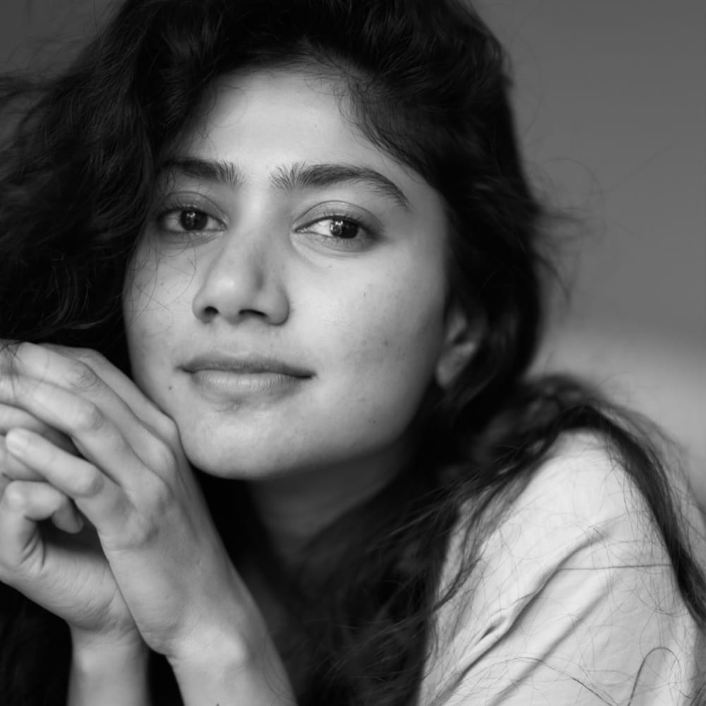 ఆమె మరెవరో కాదండి.. హీరోయిన్ సాయి పల్లవి. న్యాచురల్ బ్యూటీగా స్టార్ డమ్ సంపాదించుకున్న ఈ ముద్దుగుమ్మ ఫిదా సినిమాతో టాలీవుడ్ తెరంగేట్రం చేసింది. ఫస్ట్ మూవీతోనే కట్టిపడేసిన ఈ అమ్మడు.. ఆ తర్వాత బ్యాక్ టూ బ్యాక్ సినిమాలతో జనాలకు దగ్గరయ్యింది. 