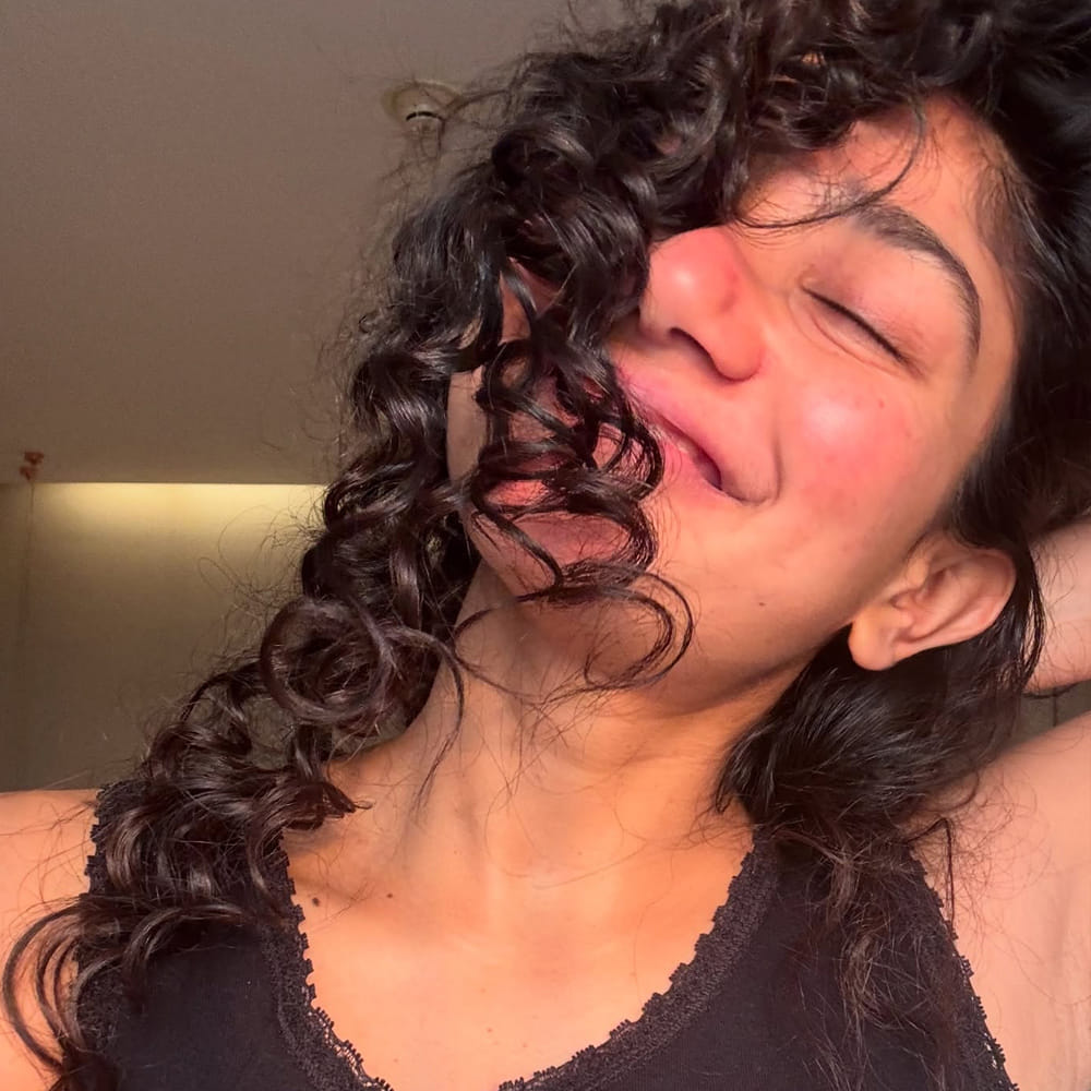  ఇటీవలే తండేల్ సినిమాతో భారీ విజయాన్ని అందుకున్న సాయిపల్లవి.. ఇప్పుడు రామాయణ చిత్రంలో నటిస్తుంది. ఇందులో సీత పాత్రలో కనిపించనుంది. కెరీర్ మొదట్లో సైడ్ డ్యాన్సర్ గా కనిపించిన ఆమె.. ఇప్పుడు మాత్రం ఒక్కో సినిమాకు రూ.10 కోట్ల వరకు పారితోషికం తీసుకుంటుంది. 