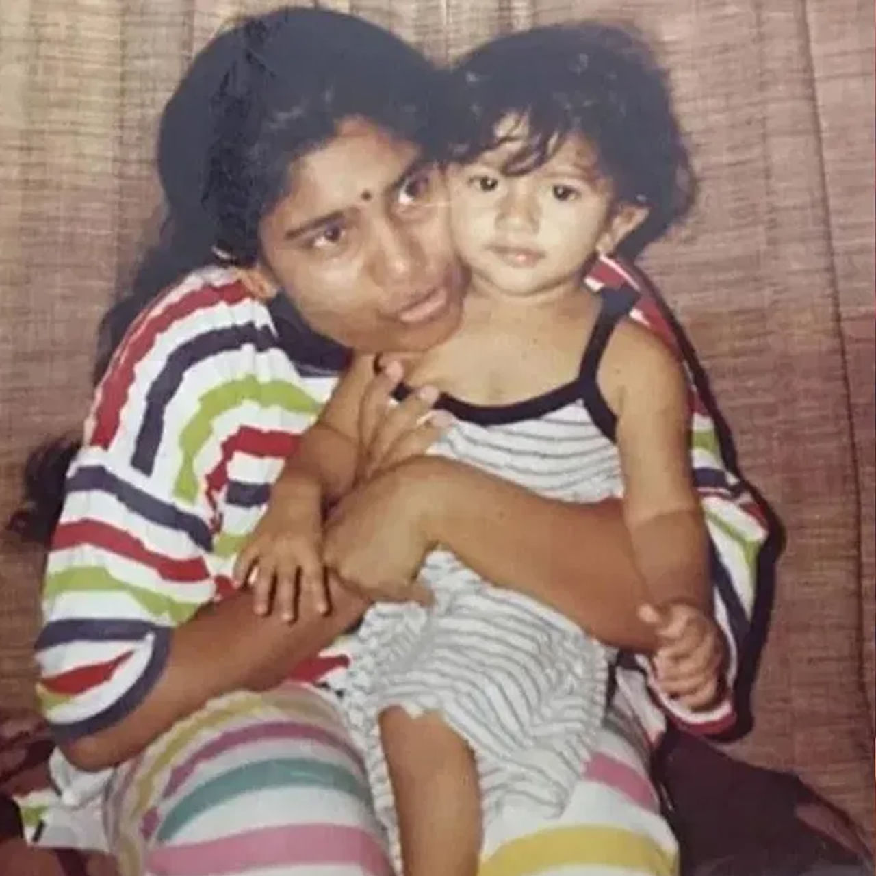 ప్రస్తుతం సోషల్ మీడియాలో ఓ స్టార్ హీరోయిన్ త్రోబ్యాక్ ఫోటో అందరి దృష్టిని ఆకర్షిస్తుంది. పైన ఫోటోను చూశారు కదా.. అందులో కనిపిస్తున్న అమ్మడు ఎవరో గుర్తుపట్టారా.. ? ఇప్పుడు ఆమె పాన్ ఇండియా స్టార్ హీరోయిన్. అందం, అభినయంతో జనాల హృదయాలు గెలుచుకుంది. 