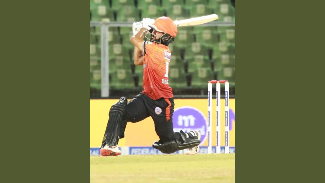 ఆ తరువాత, సల్మాన్ 20వ ఓవర్ మొదటి బంతికి సిక్స్ కొట్టి కేవలం 20 బంతుల్లోనే తన హాఫ్ సెంచరీ పూర్తి చేసుకున్నాడు. తర్వాతి బంతి వైడ్ అయింది. తర్వాత నో-బాల్ అయింది. సల్మాన్ దీనిపై 2 పరుగులు తీసుకున్నాడు. ఆ తరువాత, అతను తదుపరి 5 బంతుల్లో వరుసగా 5 సిక్సర్లు కొట్టాడు. అంటే చివరి 2 ఓవర్లలో 12 చట్టబద్ధమైన బంతుల్లో 11 సిక్సర్లు కొట్టడం ద్వారా అందరి ప్రశంసలు పొందాడు.