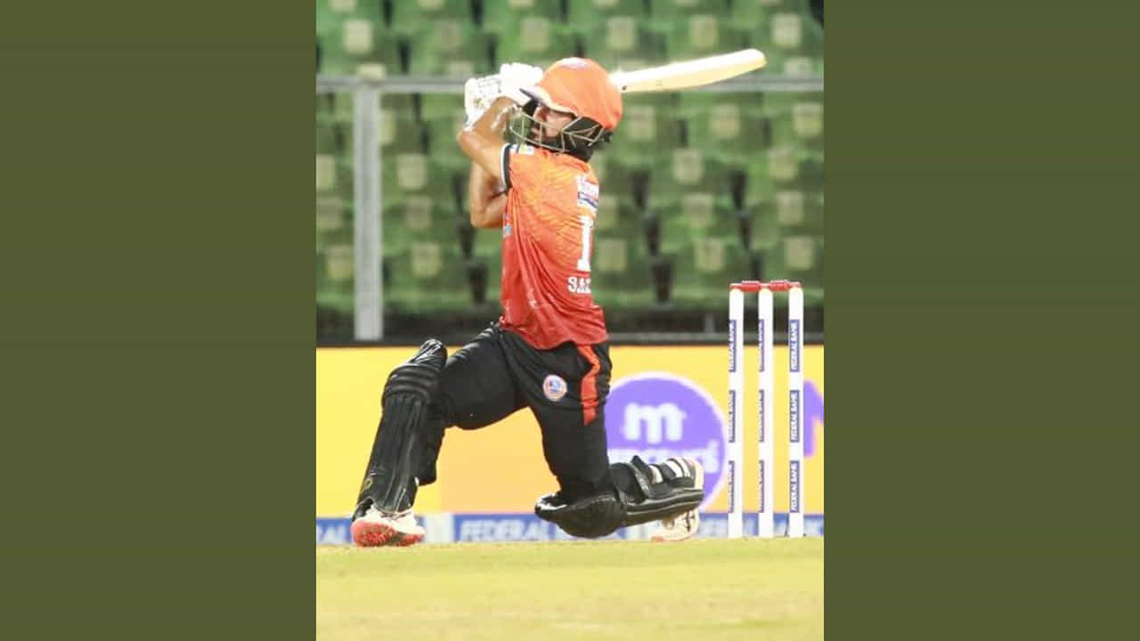 ఆ తరువాత, సల్మాన్ 20వ ఓవర్ మొదటి బంతికి సిక్స్ కొట్టి కేవలం 20 బంతుల్లోనే తన హాఫ్ సెంచరీ పూర్తి చేసుకున్నాడు. తర్వాతి బంతి వైడ్ అయింది. తర్వాత నో-బాల్ అయింది. సల్మాన్ దీనిపై 2 పరుగులు తీసుకున్నాడు. ఆ తరువాత, అతను తదుపరి 5 బంతుల్లో వరుసగా 5 సిక్సర్లు కొట్టాడు. అంటే చివరి 2 ఓవర్లలో 12 చట్టబద్ధమైన బంతుల్లో 11 సిక్సర్లు కొట్టడం ద్వారా అందరి ప్రశంసలు పొందాడు.