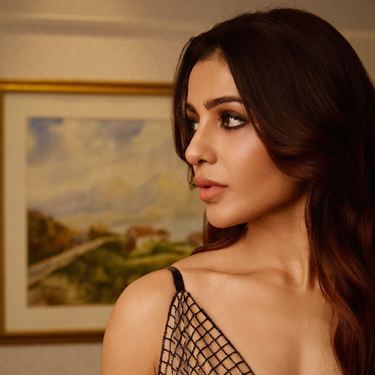 రెండేళ్ళ కింద విజయ్ దేవరకొండతో ఖుషీ సినిమాలో నటించాక.. టాలీవుడ్ వైపు చూడట్లేదు సమంత. పూర్తిగా ఫోకస్ అంతా బాలీవుడ్పైనే పెట్టారు.. పైగా సినిమాల కంటే ఎక్కువగా వెబ్ సిరీస్లు మాత్రమే చేస్తున్నారు. ఈ క్రమంలోనే ఫ్యామిలీ మ్యాన్ 2, సిటాడెల్ లాంటి సిరీస్లతో ముంబైకి మకాం మార్చేసారు స్యామ్. తాజాగా రక్త్ బ్రహ్మాండ్ అనే సిరీస్ చేస్తున్నారు.