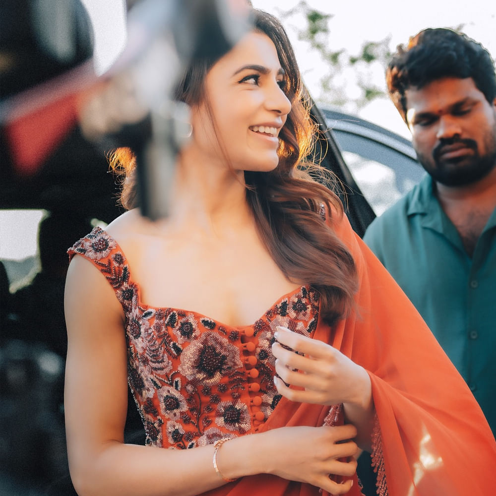 మరో దర్శకుడు DK. ఈ ఇద్దరూ తెలుగు వాళ్లు. కొన్ని రోజులుగా దర్శకుడు రాజ్ నిడుమూరుతో తరుచూ జంటగా కనిపిస్తున్నారు సమంత. తాజాగా ఒకే కారులో కలిసి కనిపించారు ఈ ఇద్దరూ.