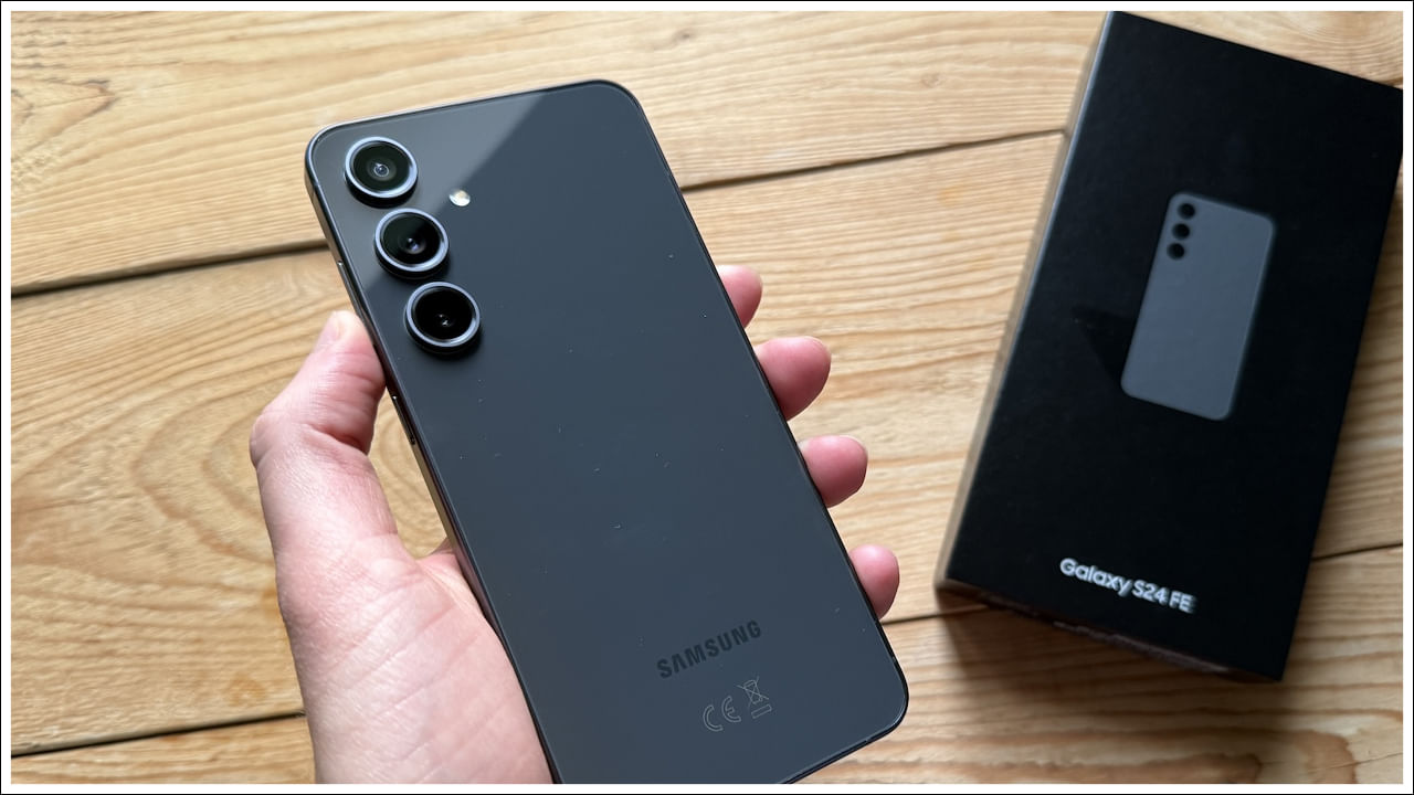 శామ్సంగ్ S24FE: Samsung S24FE 6.7-అంగుళాల 120Hz AMOLED డిస్‌ప్లే, Exynos 2400e ప్రాసెసర్, 8GB RAM, 256GB స్టోరేజ్‌ను కలిగి ఉంది. అసలు ధర రూ.59,999, ఇప్పుడు రూ.35,999కి లభిస్తుంది. Galaxy S24 FE ట్రిపుల్ రియర్ కెమెరా సెటప్‌ను కలిగి ఉంది. దీనిలో 3x ఆప్టికల్ జూమ్‌తో 8 MP టెలిఫోటో లెన్స్, 12 MP అల్ట్రా-వైడ్ కెమెరా, 50 MP ప్రధాన సెన్సార్ ఉన్నాయి. AIని ఉపయోగించి తక్కువ-కాంతి ఫోటోగ్రఫీని మెరుగుపరచడానికి ఇది ప్రోవిజువల్ ఇంజిన్ టెక్నాలజీని కలిగి ఉంది. ఇది Android 14 ఆధారంగా OneUI 6ని రన్‌ అవుతుంది. ఏడు సంవత్సరాల భద్రతా అప్‌డేట్స్‌, OS అప్‌గ్రేడ్‌లను అందిస్తోంది. 45W ఫాస్ట్ ఛార్జింగ్‌కు మద్దతు ఇచ్చే 4,700mAh బ్యాటరీని కలిగి ఉంది.