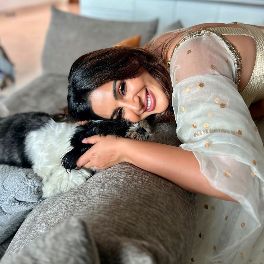 ప్రస్తుంత సోషల్ మీడియాలో తెగ యాక్టివ్ గా ఉంటున్న సంయుక్త.. నిత్యం ఏదోక పోస్ట్ చేస్తూ సందడి చేస్తుంది. తాజాగా ఈ అమ్మడు షేర్ చేసిన ఫోటోస్ నెట్టింట వైరలవుతున్నాయి. స్వయంభు సినిమా కోసం సంయుక్త హార్స్ రైడింగ్ నేర్చుకున్న సంగతి తెలిసిందే. ఇదిలా ఉంటే మొన్నామధ్య సంయుక్త మాట్లాడుతూ.. తనకు మద్యంసేవించే అలవాటు ఉందని తెలిపింది.