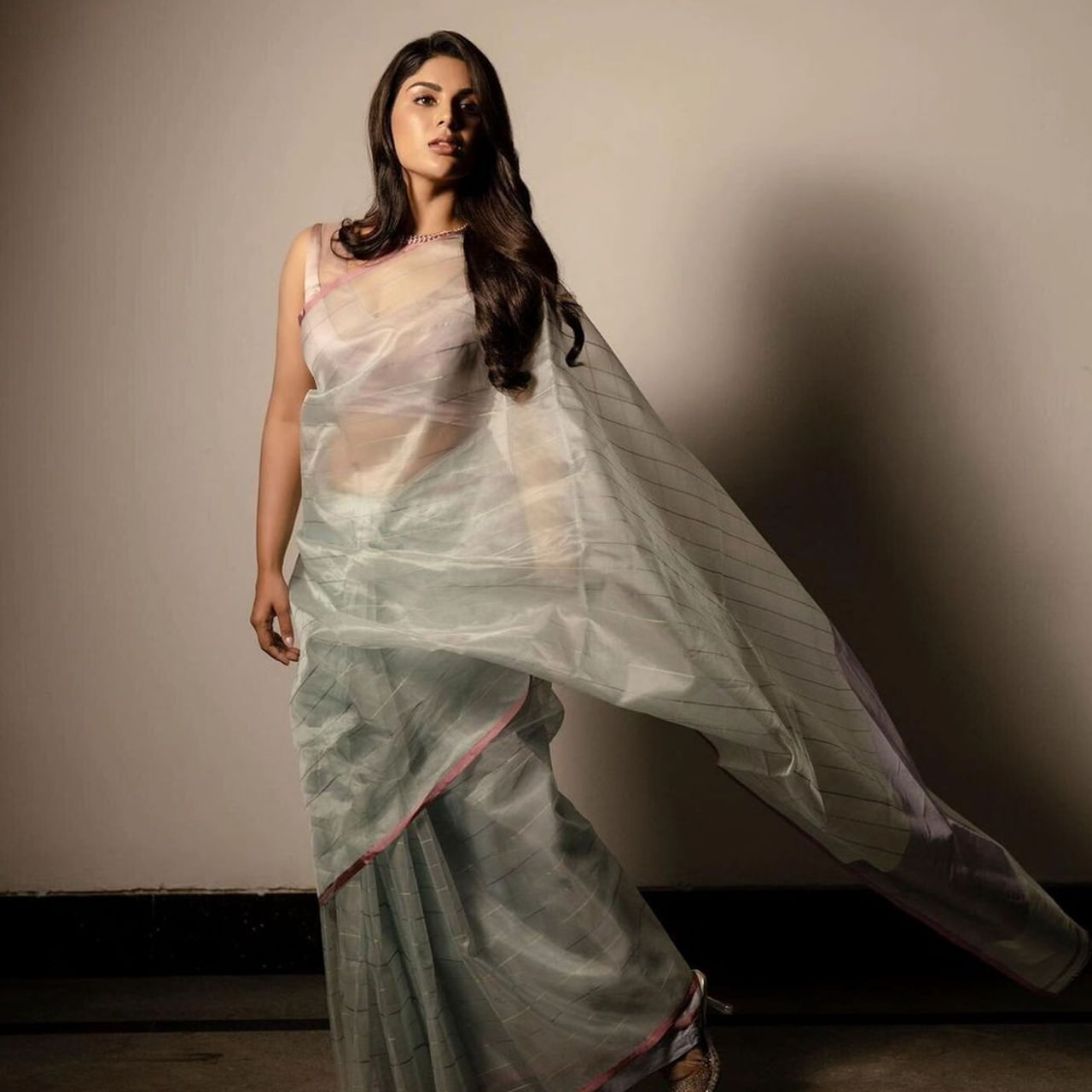 భీమ్లా నాయక్.. బింబిసార.. సార్.. విరూపాక్ష లాంటి సినిమాలతో తనదైన మార్క్ క్రియేట్ చేసుకున్న సంయుక్త మీనన్.. రెండేళ్లుగా కనిపించట్లేదు. అలాగని కెరీర్ అయిపోయిందేమో అనుకుంటే పొరపాటే. 