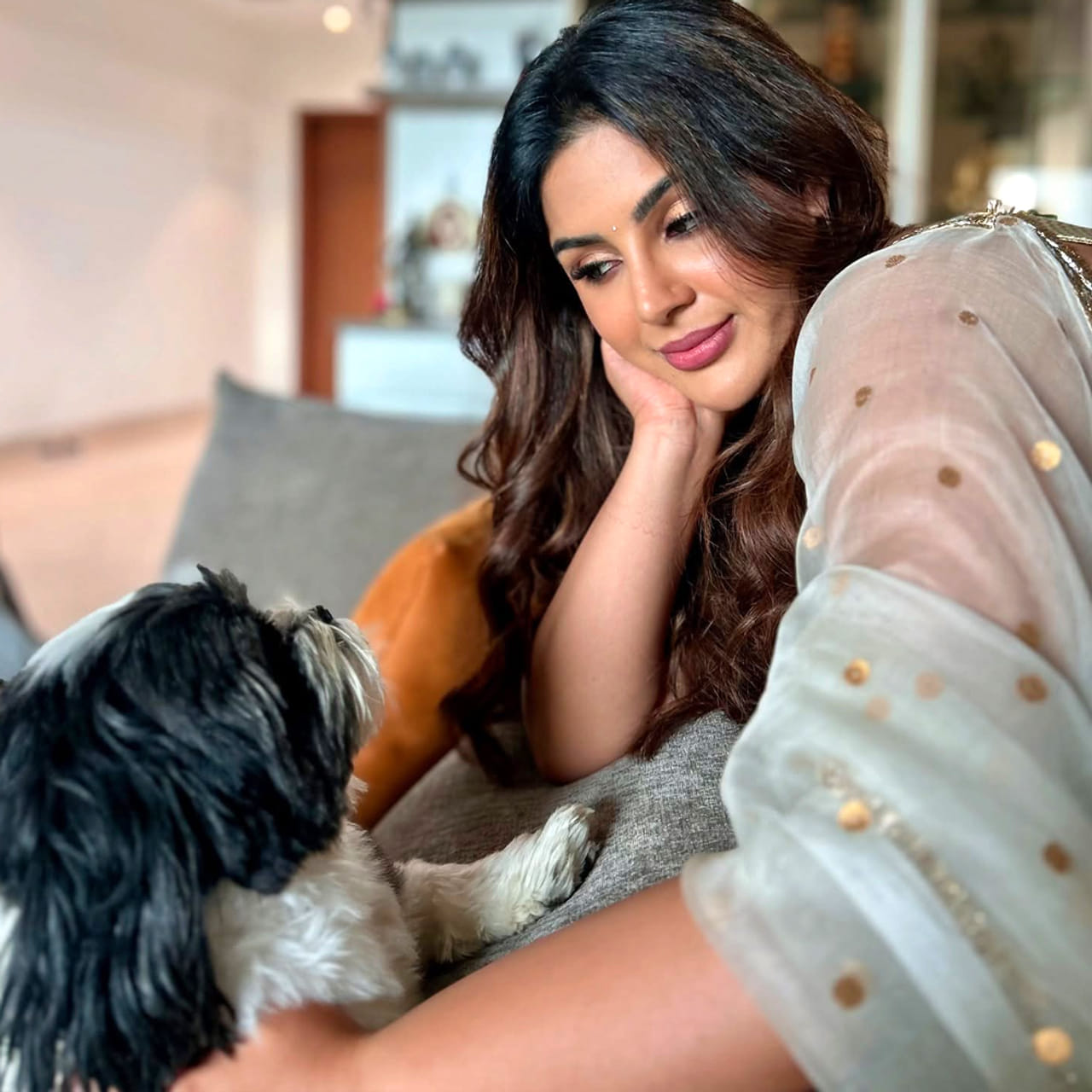 సంయుక్త మీనన్.. తెలుగులో గోల్డెన్ బ్యూటీగా క్రేజ్ సొంతం చేసుకుంది. పవన్ కళ్యాణ్ నటించిన భీమ్లా నాయక్ సినిమాతో తెలుగు తెరకు పరిచయమైన ఈ వయ్యారి.. ఫస్ట్ మూవీతోనే సూపర్ హిట్ అందుకుంది. ఆ తర్వాత తెలుగులో సార్, విరూపాక్ష చిత్రాల్లో నటించి మెప్పించింది.