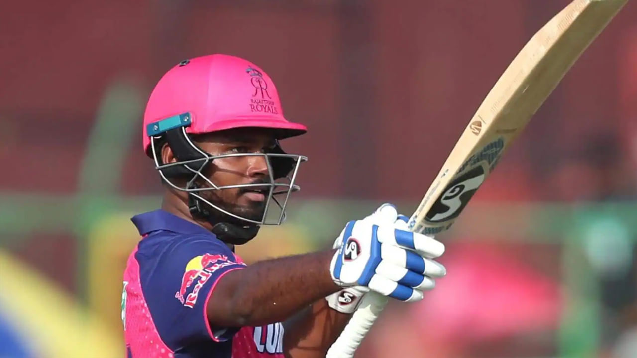 IPL 2026: రాజస్థాన్ రాయల్స్ కెప్టెన్, అత్యంత విజయవంతమైన బ్యాటర్ సంజు శాంసన్ ఫ్రాంచైజీని విడిచిపెట్టాలని నిర్ణయించుకున్నాడు. ఐపీఎల్ 2025లో జట్టు ప్రదర్శన నిరాశపరిచింది. మీడియా నివేదికల ప్రకారం, రాబోయే వేలానికి ముందే శాంసన్ విడుదల చేయాలని అభ్యర్థించాడు. చెన్నై సూపర్ కింగ్స్, కోల్కతా నైట్ రైడర్స్ వంటి జట్లు శాంసన్ తమ జట్టులో చేర్చుకోవడానికి ఆసక్తిగా ఉన్నాయి. ఇప్పుడు అతను ఏ జట్టులోకి వెళ్తాడో చూడాలి.