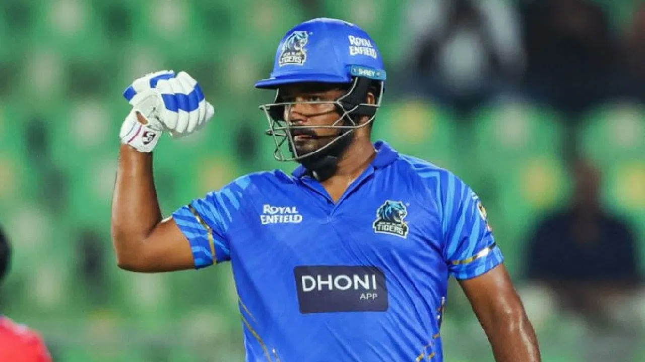 Sanju Samson: కేరళ క్రికెట్ లీగ్ (KCL 2025) లో సంజు శాంసన్ ప్రతిభ కొనసాగుతోంది. గత మ్యాచ్లో సెంచరీ చేసిన శాంసన్ ఇప్పుడు మరో అద్భుతమైన హాఫ్ సెంచరీతో ఆకట్టుకున్నాడు.