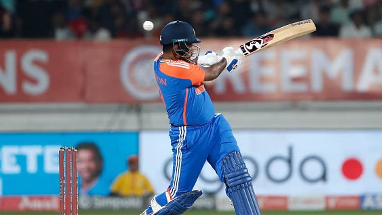 ఆసియా కప్ 2025 కోసం టీం ఇండియా ప్రకటనకు ముందు, ఈ టోర్నమెంట్‌లో ఎవరికి అవకాశం లభిస్తుందనే దానిపై ఉత్సుకత నెలకొంది. ఇప్పుడు, జట్టును ప్రకటించిన తర్వాత, ప్లేయింగ్ ఎలెవెన్‌లో ఎవరికి స్థానం లభిస్తుందనేది ప్రశ్న. వీటన్నిటి మధ్య, ప్రస్తుతం జట్టులో ఓపెనర్‌గా ఆడుతున్న సంజుకు ఏ నంబర్ స్థానం లభిస్తుంది? మరో ప్రశ్న ఏమిటంటే అతను ఏ నంబర్ స్థానాన్ని పొందుతాడు.