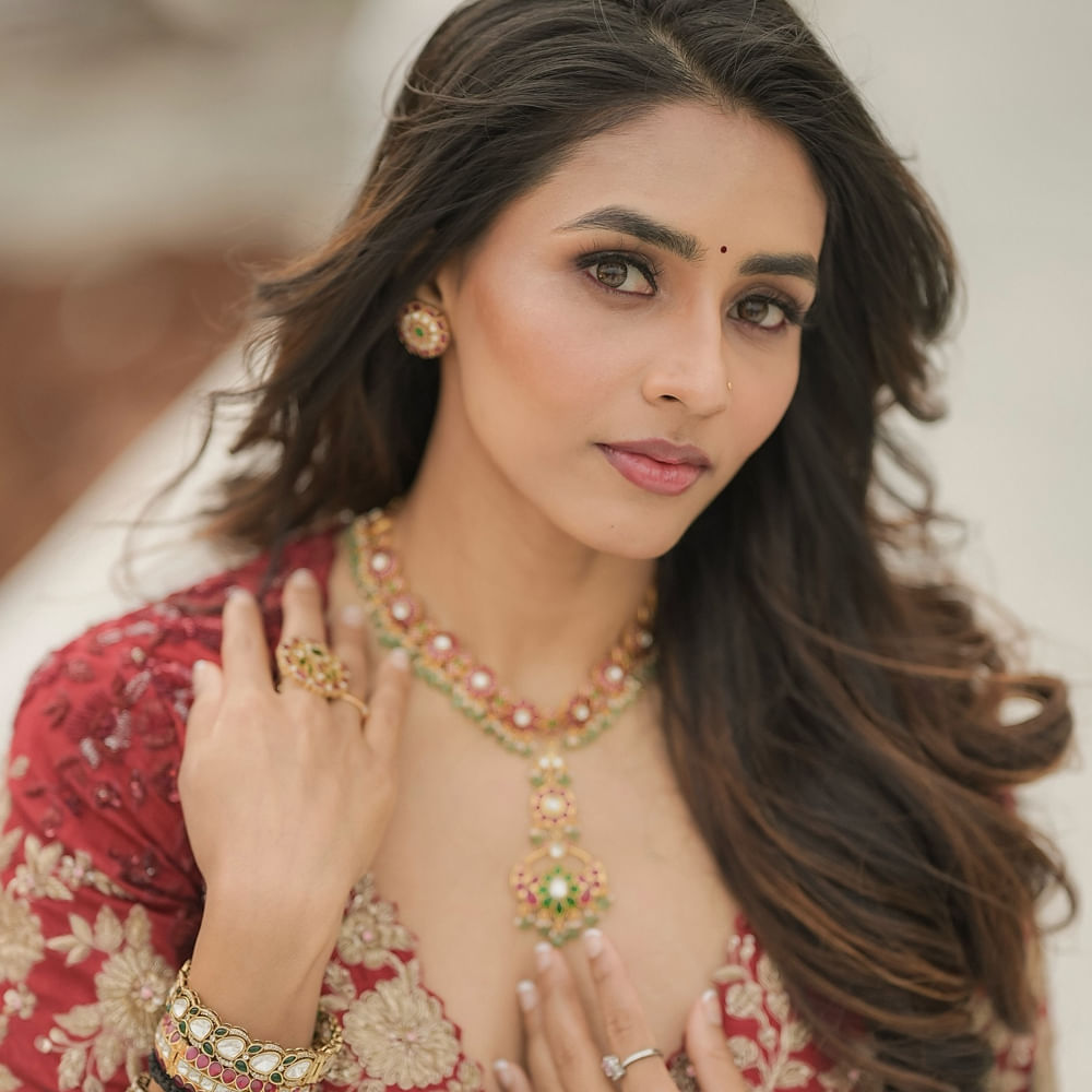 సప్తమి గౌడ.. ఈ ముద్దుగుమ్మ టాలీవుడ్ ప్రేక్షకులకు సుపరిచితురాలే. కన్నడ ఇండస్ట్రీ నుంచి వచ్చిన కాంతార సినిమాతో ప్రేక్షకులను పలకరించింది ఈ అమ్మడు. ఈ సినిమాలో డీ గ్లామర్ పాత్రల్లో నటించి ప్రేక్షకులను ఆకట్టుకుంది. ఈ చిన్నదాని నటనకు మంచి మార్కులు పడ్డాయి.