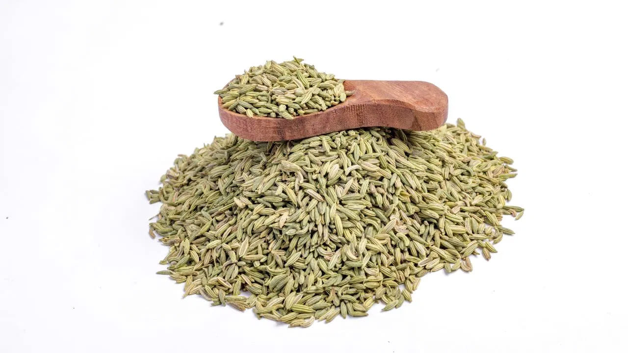 తిన్న తర్వాత సోంపు నమలడం వల్ల జీర్ణక్రియ మెరుగుపడుతుందని, దుర్వాసన తొలగిపోతుందని, గ్యాస్, ఉబ్బరం నుండి ఉపశమనం లభిస్తుందని ఆరోగ్య నిపుణులు చెబుతున్నారు. మరోవైపు సోంపును రాత్రంతా నీటిలో నానబెట్టి ఉదయం మరిగించి తాగితే బరువు తగ్గడానికి సహాయపడుతుంది. ఇది విషాన్ని తొలగిస్తుంది మరియు కడుపు సమస్యలను కూడా తొలగిస్తుంది. మీరు మీ అవసరానికి అనుగుణంగా దీనిని తీసుకోవచ్చు.
