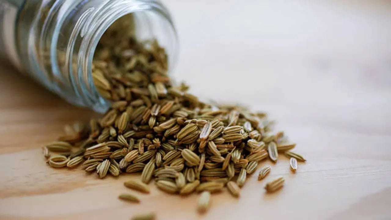 సోంపు జీర్ణక్రియను మెరుగుపరచడంలో సహాయపడుతుంది. దీనిని నమలడం వల్ల దుర్వాసన తగ్గుతుంది. బరువు తగ్గడంలో కూడా ప్రయోజనకరంగా ఉంటుంది. ఇది రక్తపోటు, కొలెస్ట్రాల్ స్థాయిలను తగ్గించడంలో సహాయపడుతుంది. ఇది ఉబ్బరం, గ్యాస్ వంటి సమస్యల నుండి ఉపశమనం అందిస్తుంది. అదే సమయంలో సోంపు నమలడం వల్ల దుర్వాసన నుండి ఉపశమనం లభిస్తుంది, ఇది లాలాజల ఉత్పత్తిని కూడా పెంచుతుంది.

