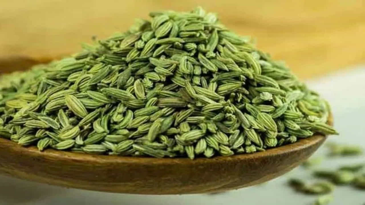 సోంపును సూపర్ ఫుడ్ అంటారు. ప్రజలు దీనిని తినడానికి ఇష్టపడతారు. కొంతమంది సోంపును నములుతారు. కొంతమంది రాత్రంతా నీటిలో నానబెట్టి దాని నీటిని తాగుతారు. కానీ ఈ రెండు పద్ధతుల్లో ఏది బెటర్ అని చాలా మంది సందేహాలు ఉన్నాయి.
