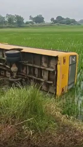 నాగర్ కర్నూల్‌లో స్కూల్ బస్సు బోల్తా.. విద్యార్థులకు తప్పిన ముప్పు