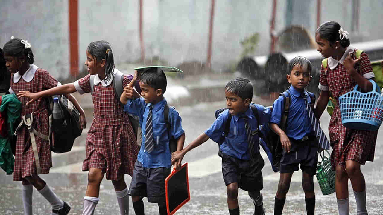 అతిభారీ వర్షాల ఎఫెక్ట్.. నేడు బడులకు సెలవ్!