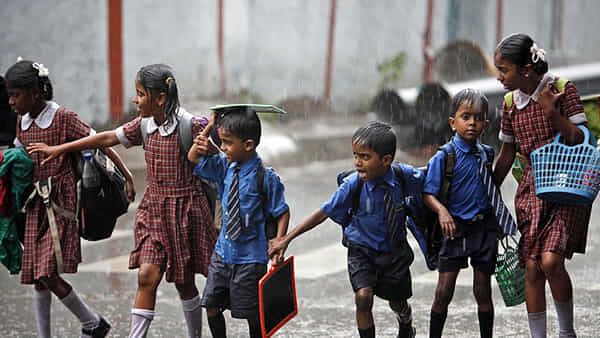 అతిభారీ వర్షాల ఎఫెక్ట్.. నేడు బడులకు సెలవ్!