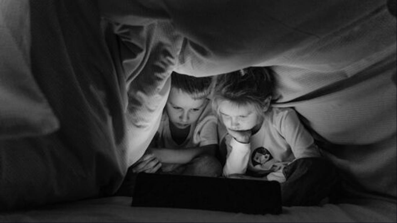 అలాగే ఇది ఒత్తిని ఎక్కువగా పెంచుతుందంట. దీని వలన అలసిపోటినట్లు అనిపించడం, ఒంటరితనం, నిరాశ వంటి నిద్రలేమి వంటి ఇబ్బందులు తలెత్తుతాయంట. అందుకే వీలైనంత వరకు స్క్రీన్ టైమ్ తగ్గించుకొని, ఫ్యామిలీ, స్నేహితులతో ఎక్కువసేపు గడపాలని చెబుతున్నారు ఆరోగ్య నిపుణులు. ముఖ్యంగా కొన్ని చిట్కాలు పాటించడం ద్వారా సులభంగా స్క్రీన్‌కు దూరంగా ఉండవచ్చునంట. అది ఎలానో ఇప్పుడు చూద్దాం.