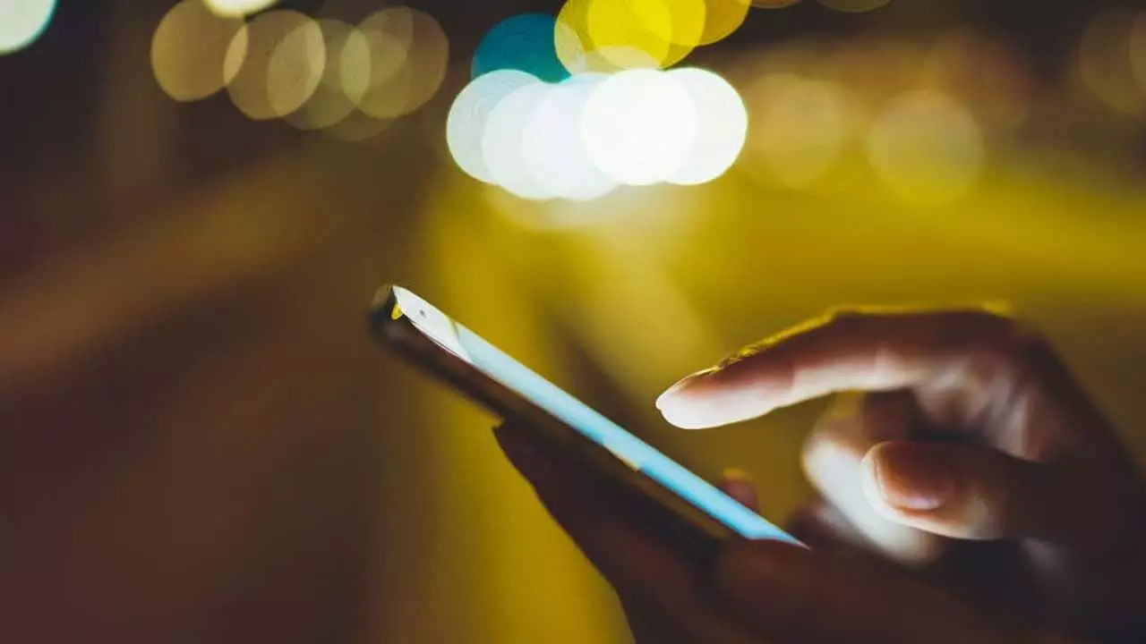 మీరు ఒక రోజులో ఎంత సేపు స్క్రీన్ ముందు ఉండాలో ఒక ప్రణాళిక గీసుకోండి. అదే విధంగా మీ డిన్నర్ టేబుల్, బెడ్ రూమ్ నుంచి ఫోన్, ల్యాప్ టాప్ వంటి వాటిని దూరం ఉంచండి. కుటుంబ సభ్యులతో కలిసి ఆనందంగా భోజనం చేయండి. ఇది మీ మనసుకు మంచి ప్రశాంతతను అందిస్తుంది.