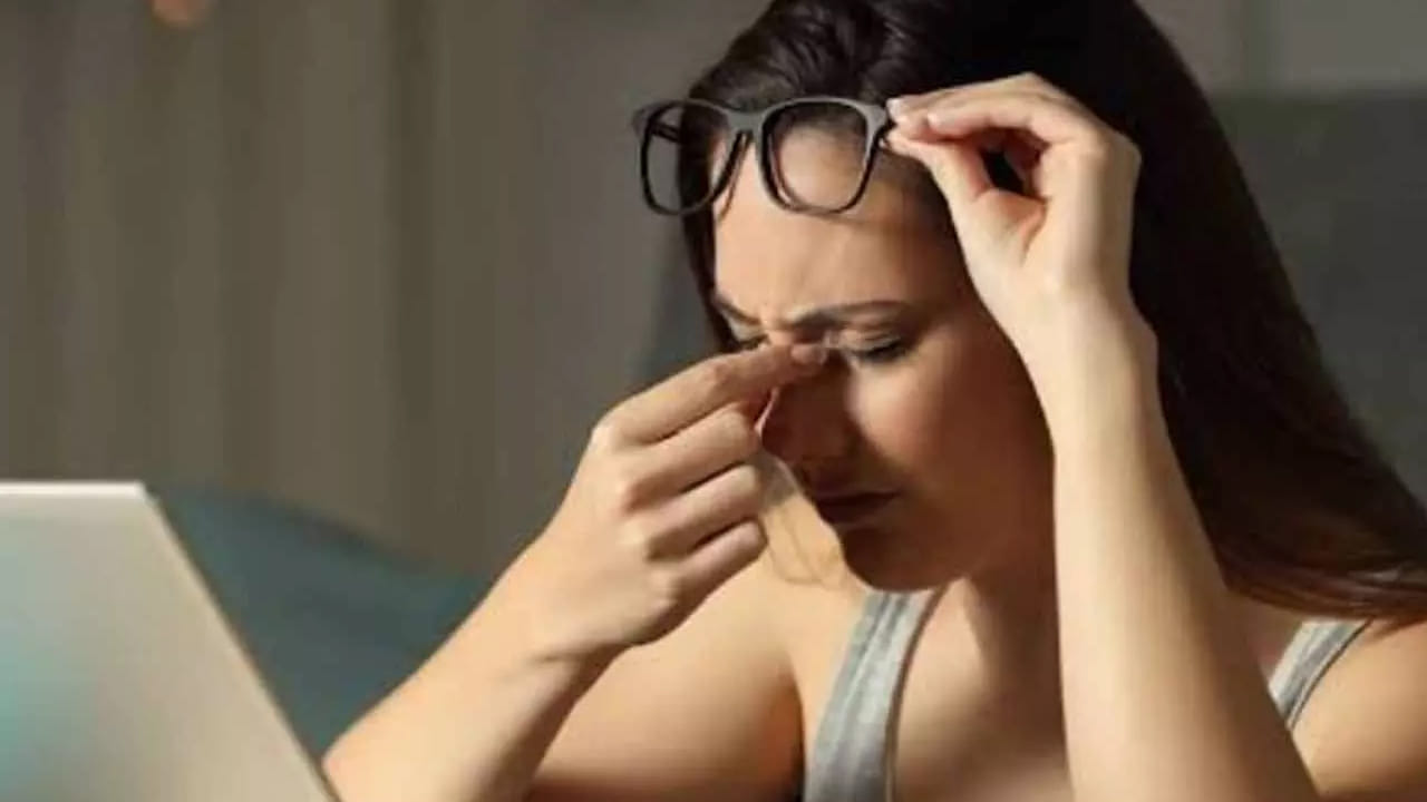 అలాగే మీరు స్ర్రీన్ ముందు ఎంత సమయం గడుపుతున్నారో కూడా తెలుసుకోవాలి. దీని వలన మీరు మీ కళ్లు, శరీరం, మానసిక ఆరోగ్యం, గుండె ఆరోగ్యాన్ని కాపాడుకోవచ్చునంట. ముఖ్యంగా అతిగా స్క్రీన్ వాడటం వలన గుండె జబ్బుల ప్రమాదం పెరిగే ఛాన్స్ ఉంది కాబట్టి వీలైనంత వరకు స్క్రీన్ టైమ్ తగ్గించుకోవాలని చెబుతున్నారు ఆరోగ్య నిపుణులు.