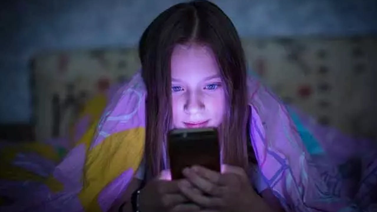 ప్రస్తుత రోజుల్లో స్మార్ట్ ఫోన్ లేకుండా ఎవరూ ఉండటం లేదు. రెండు, మూడు సంవత్సరాల పిల్లలు కూడా చాలా మంది స్మార్ట్ ఫోన్‌కు అలవాటు అయిపోతున్నారు. చాలా మంది పిల్లల నుంచి వృద్ధుల వరకు సోషల్ మీడియలో ఎక్కువ సేపు గడపడం, కొందరు ల్యాప్ టాప్‌లో ఎక్కువ సేపు పని చేయడం, షోలు చూడటం వంటివాటి వలన ఎక్కువ సేపు స్క్రీన్ ముందు ఉంటున్నారు. అయితే ఇది గుండెపై తీవ్ర ప్రభావాన్ని చూపుతుందని చెబుతున్నారు ఆరోగ్య నిపుణులు.