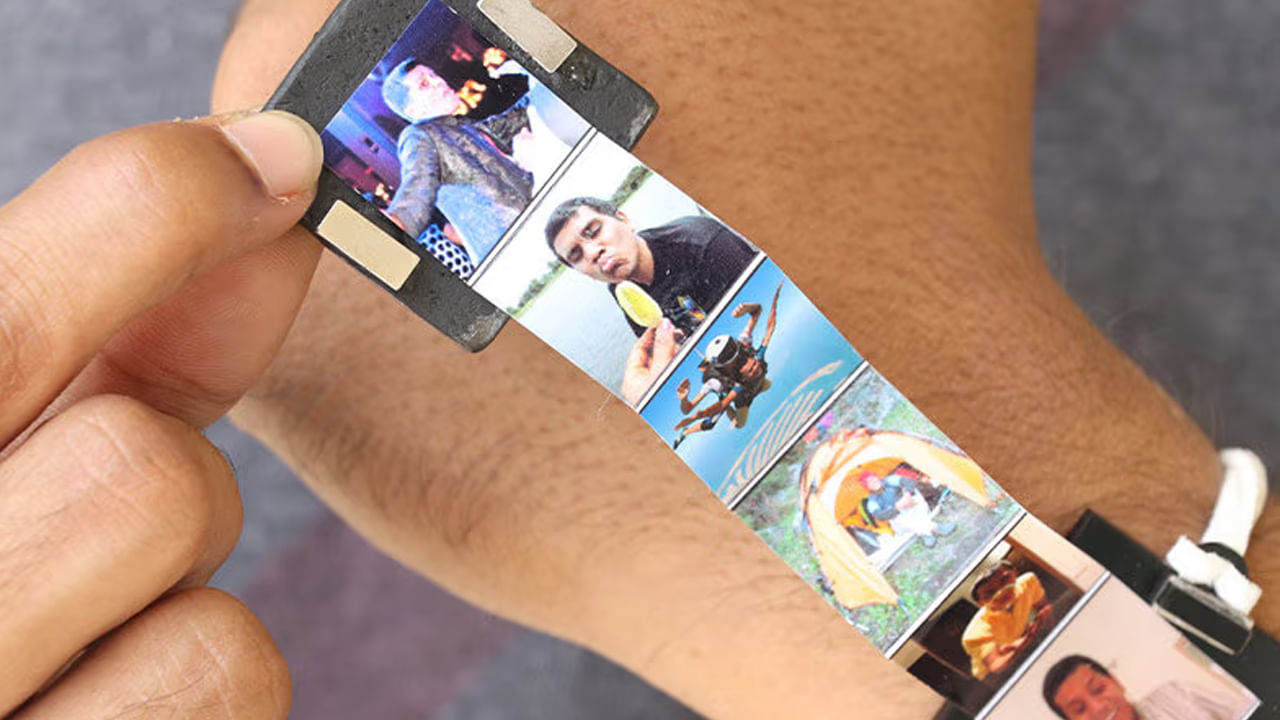 సీక్రెట్ ఫొటో రాఖీలు: ఇది వరకైతే  రాఖీ మీద పొటో ప్రింట్ చేసిచ్చే రాఖీలు బాగానే ట్రెండ్ అయ్యాయి.  ఇప్పుడు సీక్రెట్ ఫోటో రాఖీలు తెగ ట్రెండ్ అవుతున్నాయి. రాఖీ మీద భాగం తెరవగానే కొన్ని ఫోటోలు ఒక దాని తర్వాత ఒకటి వస్తాయి. రాఖీ పండగ తర్వాత రాఖీ లాకెట్‌ను ఫ్రిజ్ మ్యాగ్నెట్ లాగానూ వాడుకోవచ్చు. వీటి ధర రెండు వందల రూపాయల నుంచి మొదలవుతోంది.