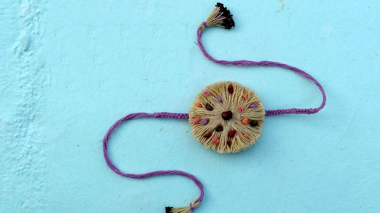 సీడ్ రాఖీలు: మీ సోదరుడు, మీరు పర్యావరణ ప్రేమికులైతే మీకోసమే ఈ రాఖీలు. ఒక చెట్టుకు సంబంధించిన విత్తనానికి తొడుగులాగా మంచి డిజైన్ ఉంటుంది. లేదంటే ఒక మంచి డిజైన్ మధ్యలో విత్తనం అతికించి ఉంటుంది. ఈ విత్తనానికి వేసే తొడుగును టెర్రాకోట, ఫ్యాబ్రిక్ డిజైన్, ఎంబ్రాయిడరీ, స్టోన్లతో చేస్తారు. రాఖీ పండగ అయ్యాక ఆ డిజైన్ నుంచి విత్తనం తీసి చెట్టు నాటడమే. మిగతా డిజైన్ భాగం కీచైన్ లాగా వాడేసుకోవచ్చు.