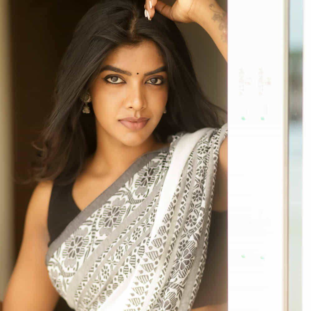 సేశ్విత కనిమొళి సినిమాలో ప్రతినాయికగా అదరగొట్టింది. కానీ సోషల్ మీడియాలో మాత్రం గ్లామర్ ఫోజులతో మతిపోగొట్టేస్తుంది. దీంతో ఇంతందాన్ని విలన్ గా మార్చేశారేంట్రా బాబూ అంటూ కామెంట్స్ చేస్తున్నారు నెటిజన్స్.