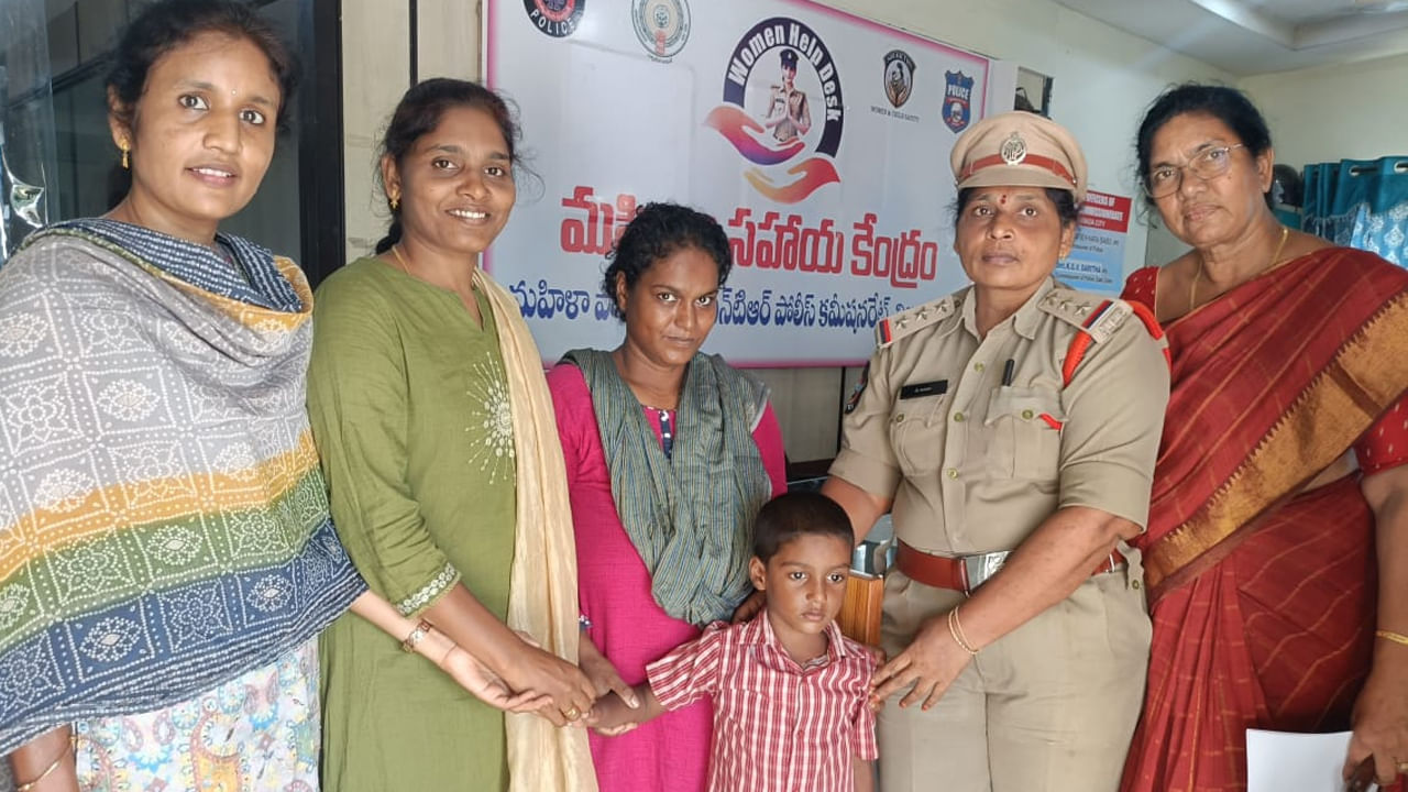 తప్పిపోయిన బాలుడు.. గంటల్లోనే తల్లి చెంతకు చేర్చిన శక్తి టీం.. ఎలా కనిపెట్టారంటే!