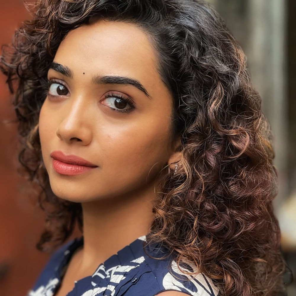 ఈ హీరోయిన్ పేరు శాన్వీ మేఘన. 1998 సెప్టెంబర్ 12న హైదరాబాద్ లో జన్మించిన శాన్వీ మేఘన.. 2019లో సైరా నరసింహా రెడ్డి సినిమాతో సినీప్రయాణం స్టార్ట్ చేసింది. ఆ తర్వాత పిట్ట కథలు, బిలాల్ పూర్ పోలీస్ స్టేషన్, పుష్పక విమానం, మోస్ట్ ఎలిజిబుల్ బ్యాచిలర్ వంటి చిత్రాల్లో నటించింది. 