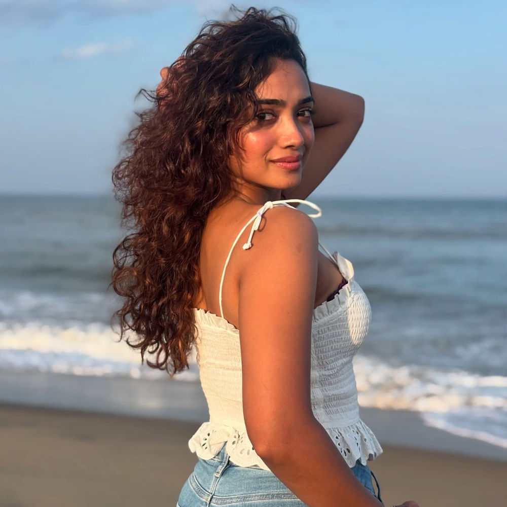 ఇటీవలే కోలీవుడ్ నటుడు మణికందన్ జోడిగా ఆమె నటించిన కుటుంబస్థాన్ సినిమా భారీ విజయాన్ని అందుకుంది. దీంతో ఈ అమ్మడు పేరు మారుమోగింది. కానీ తెలుగులో ఆశించిన స్థాయిలో ఆఫర్స్ మాత్రం రాలేదు. 