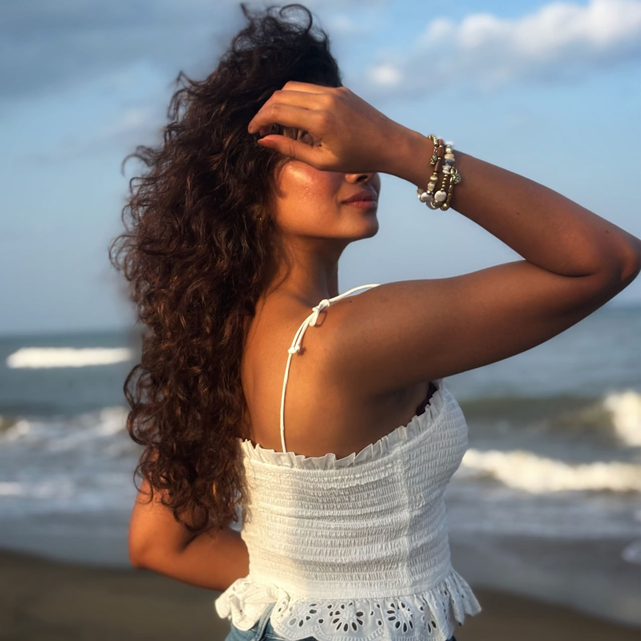 తెలుగులో అనేక చిత్రాల్లో నటించి మెప్పించింది. కానీ ఈ ముద్దుగుమ్మకు ఆశించిన స్థాయిలో గుర్తింపు మాత్రం రాలేదు. ఇటీవలే తమిళంలో ఆమె నటించిన చిన్న సినిమా బాక్సాఫీల్ వద్ద సంచలనం సృష్టించింది. దీంతో ఈ అమ్మడు పేరు మారుమోగింది. అయినప్పటికీ తెలుగులో మాత్రం ఆఫర్స్ నిల్లు. 