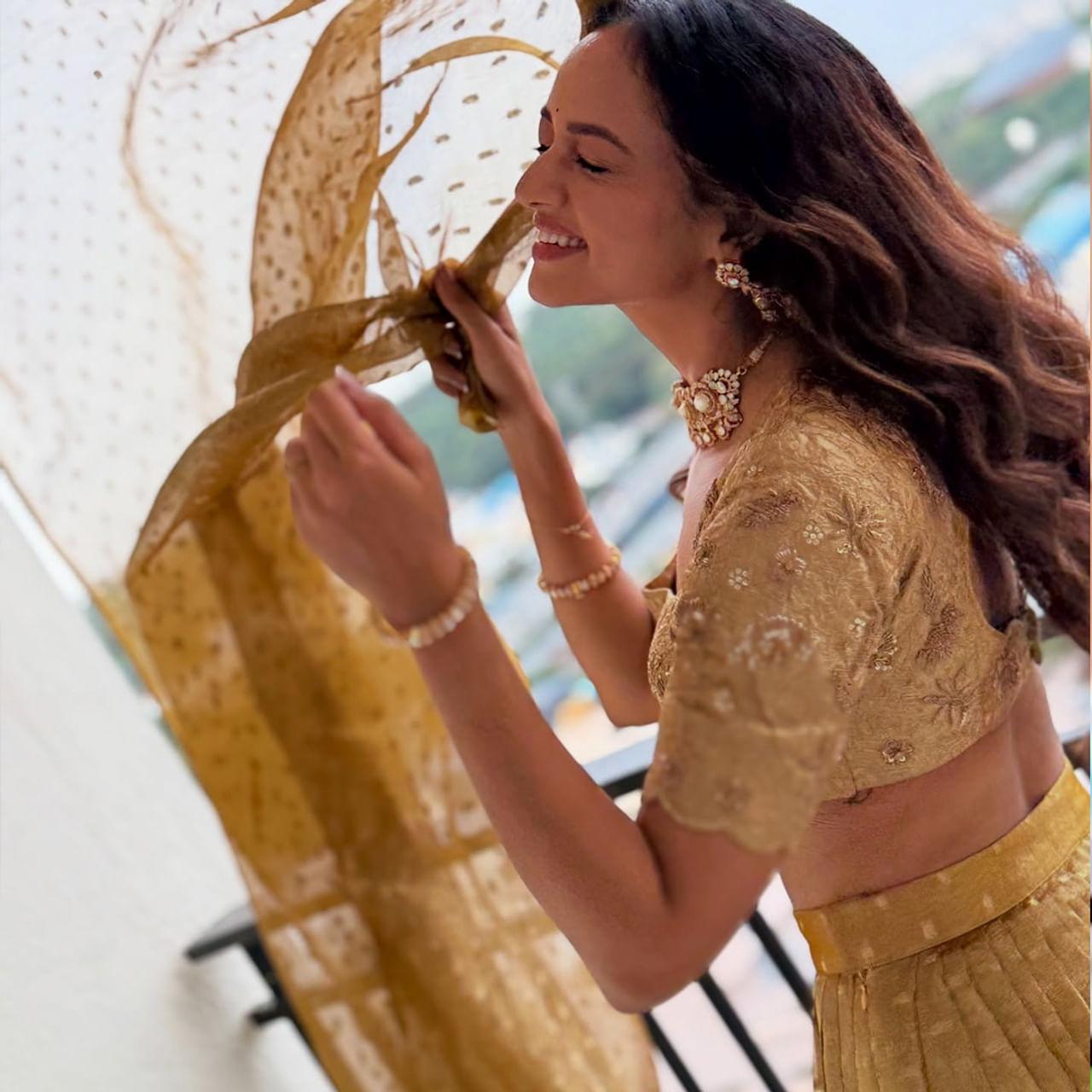 శాన్వి శ్రీవాస్తవ  మోడల్ ద్వారా కెరీర్ మొదలు పెట్టింది. ఈ అమ్మడు ఎక్కువగా కన్నడ, తెలుగు సినిమాల్లో నటించింది. ఈ బ్యూటీ డిసెంబర్ 8, 1993న వారణాసిలో జన్మించింది. శాన్వి తన నటనా జీవితాన్ని 2012లో "లవ్లీ"  చిత్రంతో ప్రారంభించింది.  ఆ సమయంలో ఆమె ఇంకా చదువుతోంది.