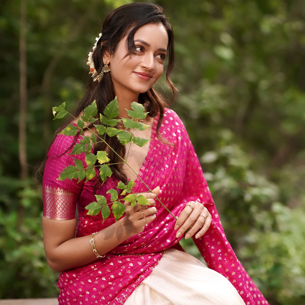 హాట్ హాట్ లుక్స్ తో కేకపెట్టిస్తుంది ఈ అమ్మడు. గ్లామర్ గేట్లు ఎత్తేసి కుర్రాళ్లను కట్టిపడేస్తుంది. శాన్వి ఫోటోలకు సోషల్ మీడియాలో మంచి క్రేజ్ ఉంది. ఈ అమ్మడి ఫోటోలకు నెటిజన్స్ రొమాంటిక్ కామెంట్స్ చేస్తున్నారు. 